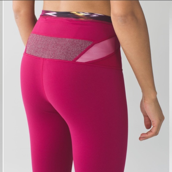 Lululemon vintage Wunder Under Crop (Hi-Rise) *Full-On Luon
Berry Rumble - Picture 2 of 5